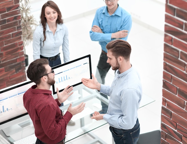 Empresarios creativos escuchando explicaciones de jóvenes