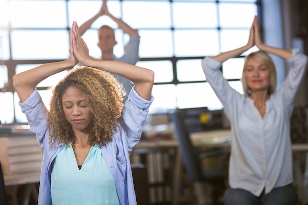 Empresarios creativos practicando yoga