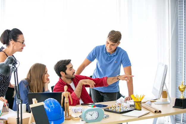 Foto empresarios creativos que trabajan en el grupo de oficina de inicio