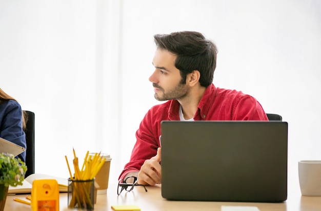 Empresarios creativos que trabajan en la oficina de inicio, concepto moderno de trabajador creativo y de diseño, Grupo de empresarios asiáticos y multiétnicos con traje informal hablando y lluvia de ideas