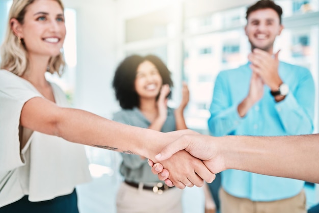 Foto los empresarios se dan la mano y aplauden por la asociación b2b en la visión de éxito y el crecimiento en la oficina