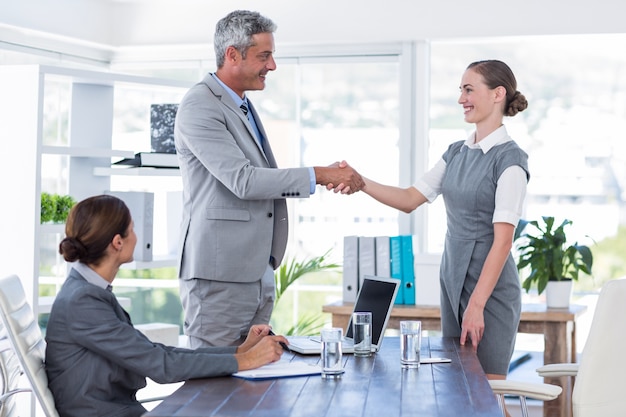 Los empresarios se dan la mano durante la entrevista