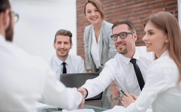 Los empresarios se dan la mano en una reunión de trabajo