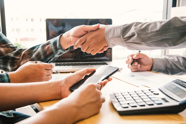 Foto los empresarios se dan la mano con socios exitosos y felicitan