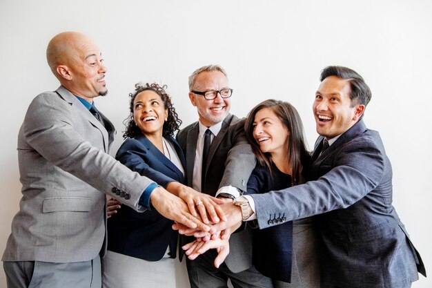 Foto empresários dando as mãos no meio