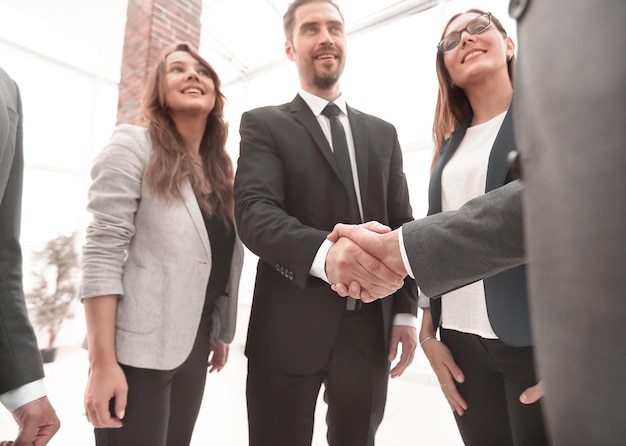 Empresarios dándose la mano en la sala de conferencias