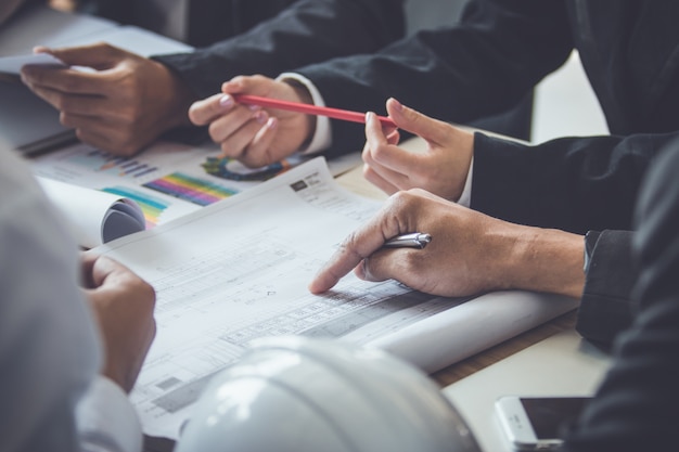 Los empresarios debaten o se reúnen en la ciudad