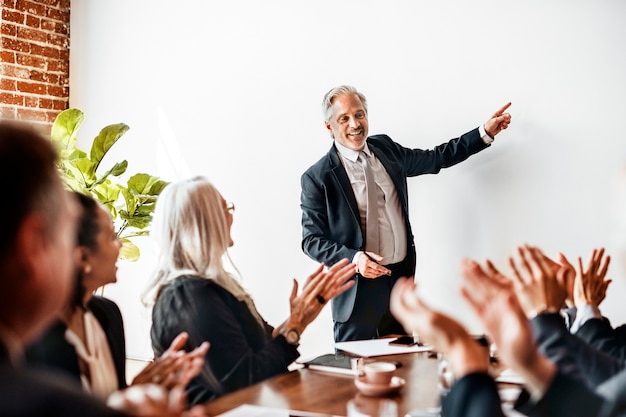 Empresários debatendo em uma reunião