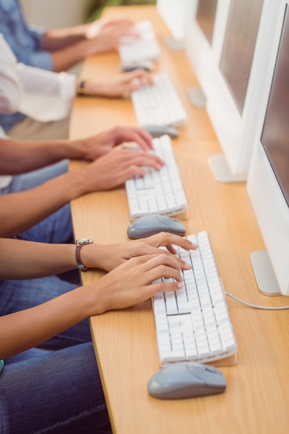 Empresários digitando no teclado