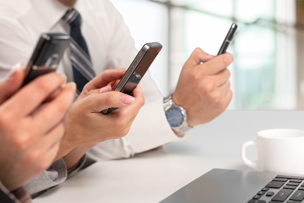 Empresários discutem nova ideia com telefones