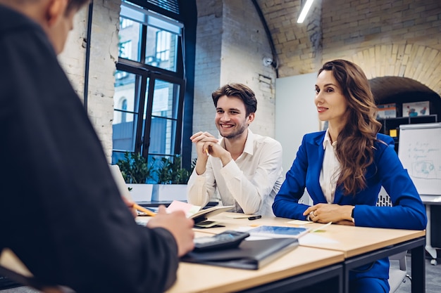 Empresarios discutiendo en la mesa en la oficina