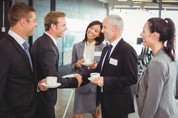 Foto empresarios discutiendo durante el recreo