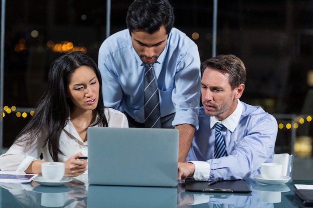 Empresarios discutiendo sobre laptop