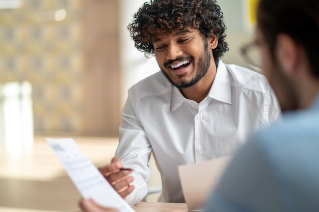 Empresários discutindo detalhes do projeto e parecendo envolvidos