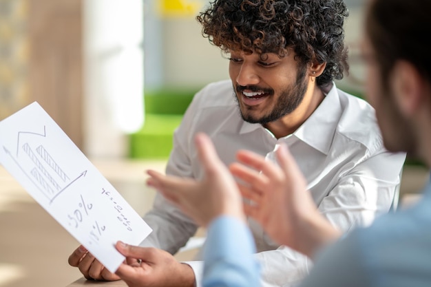 Empresários discutindo detalhes do projeto e parecendo envolvidos