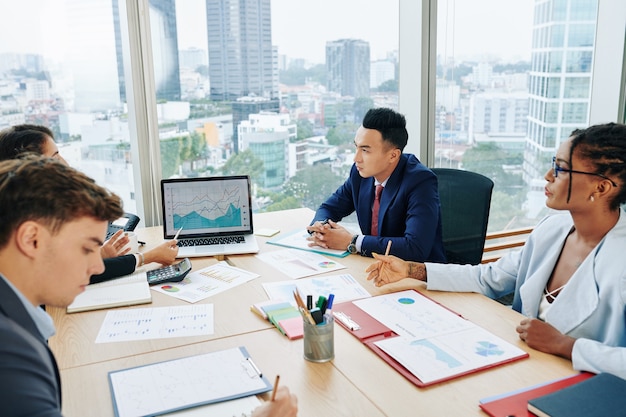 Empresários discutindo gráfico na reunião