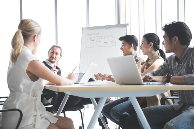 Empresários discutindo juntos em conferência