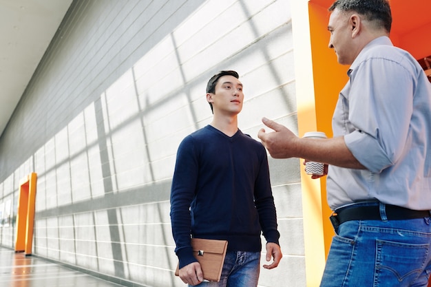 Empresários discutindo trabalho