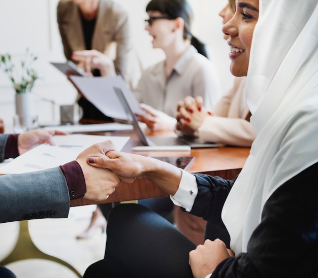 Empresários diversificados felizes fazendo um acordo