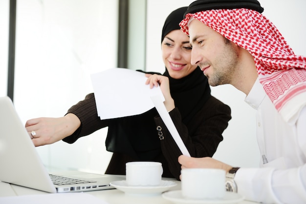 Empresários do Oriente Médio que trabalham juntos no escritório moderno