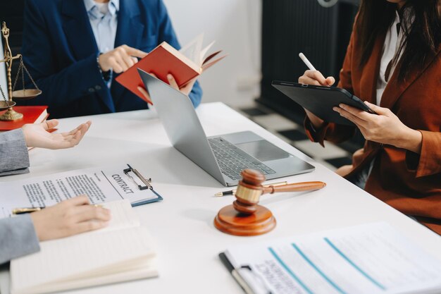 Foto empresários e advogados discutindo documentos contratuais sentados à mesa conceitos