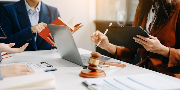 Foto empresários e advogados discutindo documentos contratuais sentados à mesa conceitos