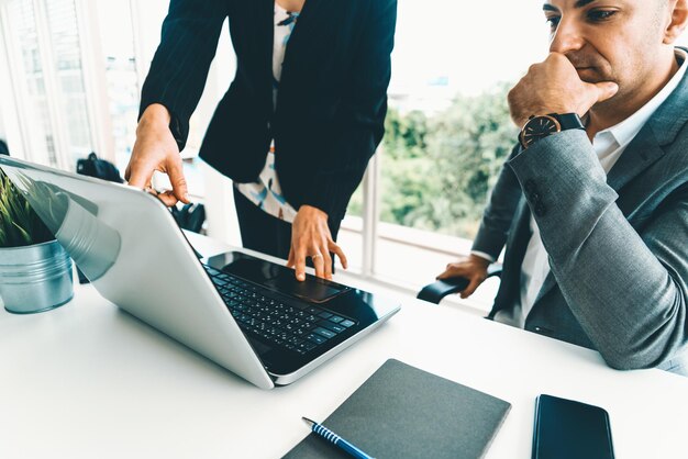 Empresários e empresárias que trabalham em escritórios