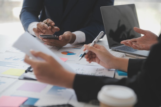 Empresários e empresários conferência em sala de reuniões moderna felizes colegas multirraciais se divertem cooperando trabalhando juntos no escritório reunião conceito de trabalho em equipe asiático