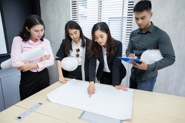 Empresários e engenheiro grupo usando notebook