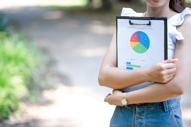 Empresários e gráficos do planejamento de negócios