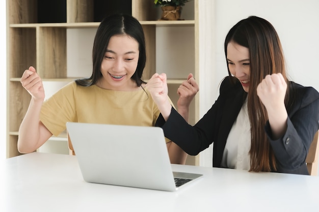 Empresários e parceiros de negócios expressaram uma cara feliz ao ver as vendas de negócios on-line