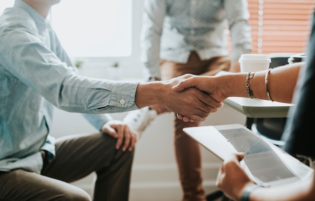 Empresários em reunião apertando as mãos