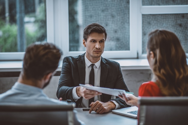 Empresários em reunião no escritório