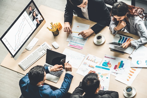 Empresários em reunião online