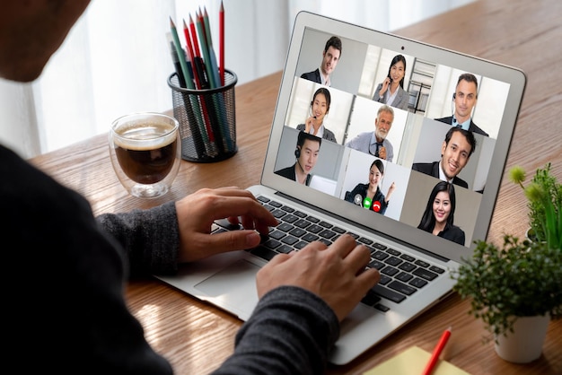 Foto empresários em videoconferência para reunião de grupo virtual à moda