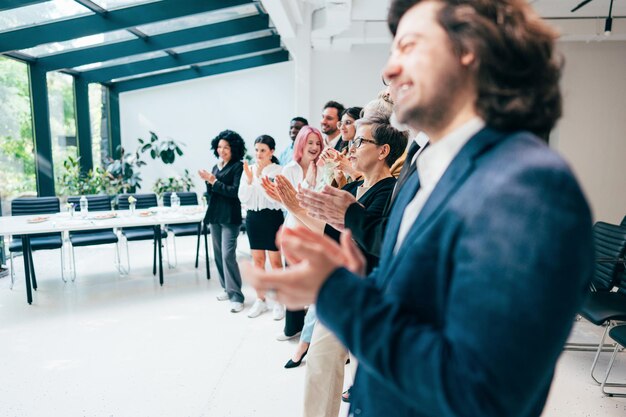 Foto empresarios y empresarias haciendo una fiesta corporativa