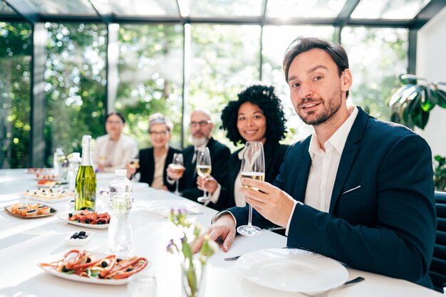 Foto empresarios y empresarias haciendo una fiesta corporativa