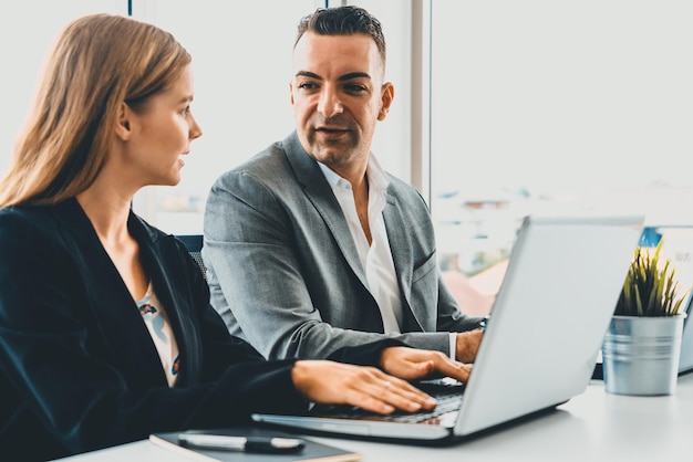 Empresarios y empresarias que trabajan en oficinas