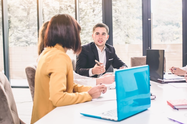 Empresarios y empresarios en una sala de reuniones