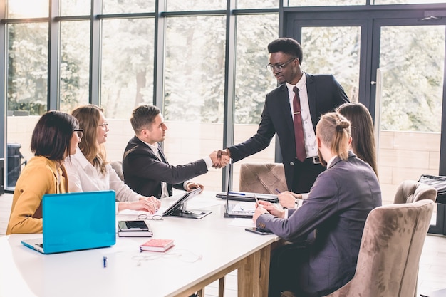 Empresarios y empresarios en una sala de reuniones