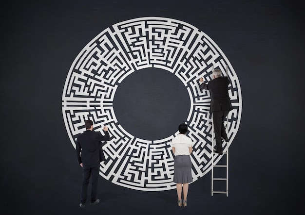 Empresários escrevendo na parede do labirinto