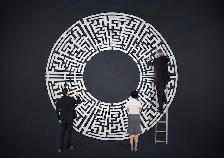 Foto empresarios escribiendo en la pared del laberinto