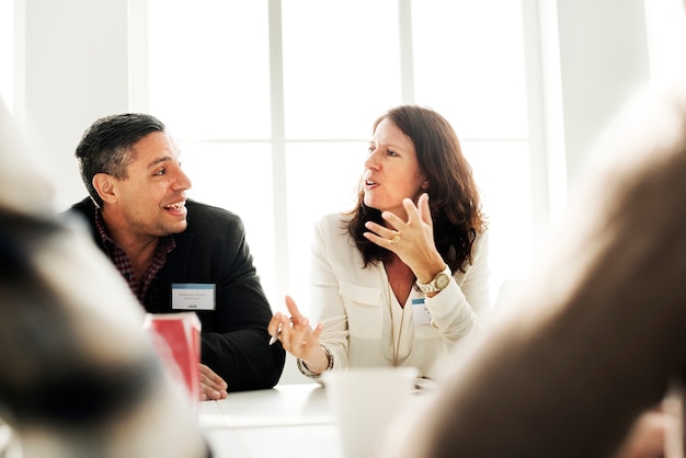 Foto los empresarios están teniendo una discusión