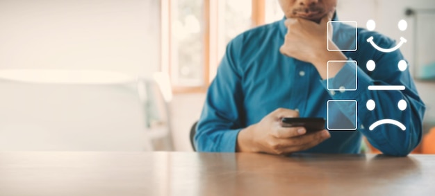 Los empresarios están tocando la pantalla virtual del teléfono para dar satisfacción en el servicio Servicio al cliente y concepto de satisfacción