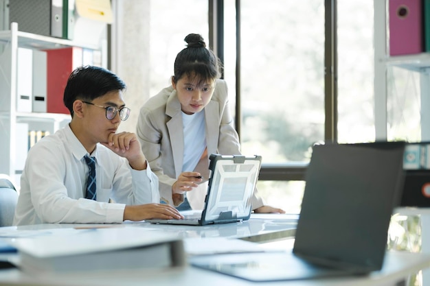 Los empresarios están trabajando discutiendo el análisis usando laptop y statisticxA