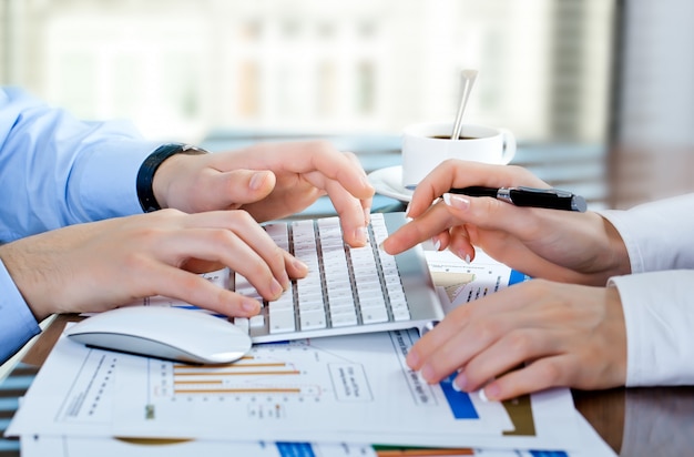 Los empresarios están trabajando en un proyecto empresarial.