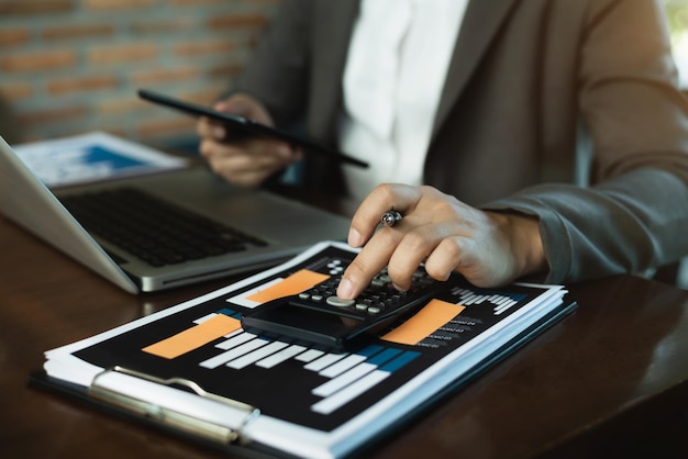 Los empresarios están usando calculadoras para calcular los ingresos de la oficina.