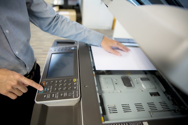 Los empresarios están usando fotocopiadora.
