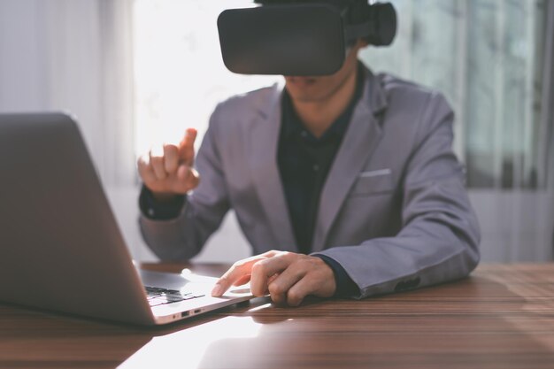 Los empresarios están utilizando gafas de realidad virtual en el mundo del metaverso virtual.