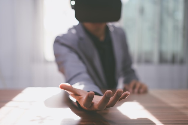 Los empresarios están utilizando gafas de realidad virtual en el mundo del metaverso virtual.